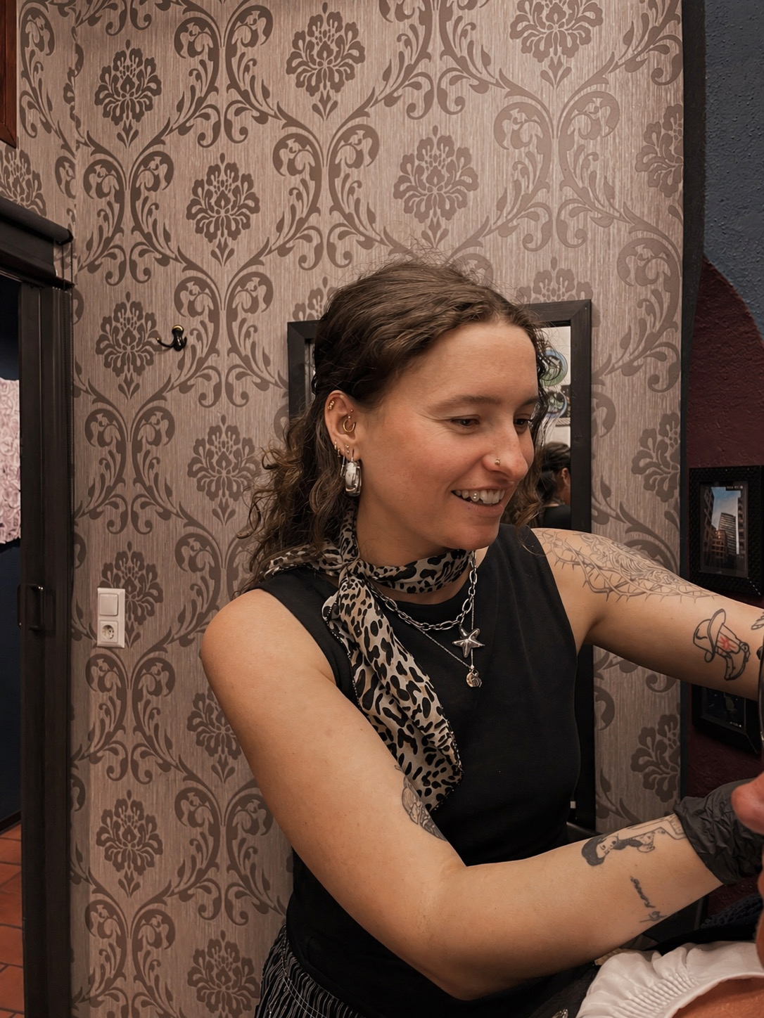 Sarah bei der Arbeit im Datura Studio